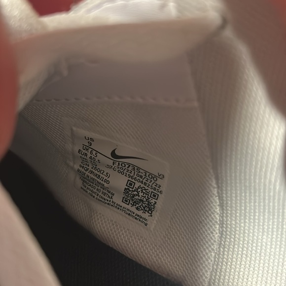 Women’s Size 9 Nike Air Forces. - Picture 3 of 4